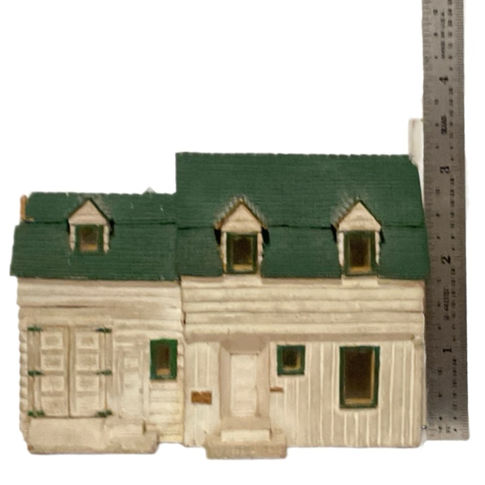 Miniature House - Painted Wood Clapboard 2 Story - Amazing Detail - Picture 11 of 12